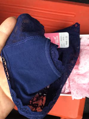 首先非常漂亮带点小性感,蕾丝不会勾,很顺滑,浅色的内衬是白色纯棉,深色是本色内衬,不错 首先非常漂亮带点小性感,蕾丝不会勾,很顺滑,浅色的内衬是白色纯棉,深色是本色内衬,不错