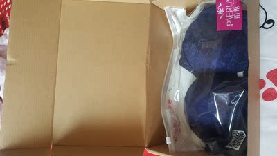 看这包装 高大上 收到后看着像鞋盒子 以为自己拿错了。 不过这个杯型我个人觉得不去上次买的四分之三杯型的聚拢 不过质量都很好 还会再来的 看这包装 高大上 收到后看着像鞋盒子 以为自己拿错了。 不过这个杯型我个人觉得不去上次买的四分之三杯型的聚拢 不过质量都很好 还会再来的