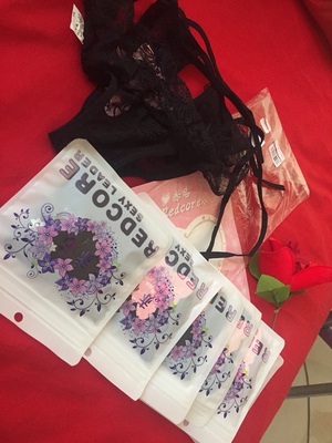 东西还可以。还没穿，黑色略微掉色还送了个玫瑰花，打开是一条小丁字裤，虽然穿不了但也谢谢卖家的小惊喜！料子看着还可以，摸起来很舒服，试穿了下还行，挺性感的！好评！服务好，物流快！