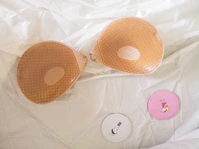 盒子包装精美，一开始还以为是直接贴的，然后搜了下视频才知道要一个一个贴到乳房，黏贴性的哦，有聚拢效果值得购买。