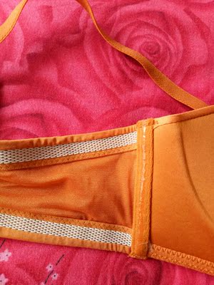 很不错的内衣， 没有色差，价格不贵， 买的套装多送了一条内裤， 很喜欢。