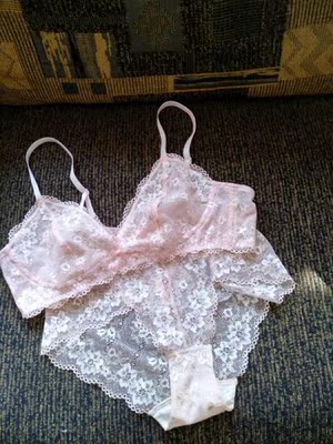 哇，快递速度很快呀，收到真的很惊喜，太性感了，比没穿还性感，文胸跟卖家图片一模一样很舒服还很聚拢，蕾丝精美做工精细，值得美女们购买！很舒服还很聚拢，店家也很nice客服服务超级棒！