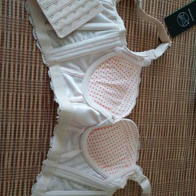 一直都想买件调整型文胸，这次是真的遇到了！本人是介于两杯之间的胸型，无论是网购也好，还是实体店也好从未买到过真正适合自己胸型的文胸，家里不知到底买了多少件了，都是穿一回不舒服就扔在那儿了！这次看到此店铺是专业塑形的，还赠送运费险，就抱着试试看的态度购买了此款文胸，没想到收到货后给我带来了这么大的惊喜――不仅穿着合身舒服，聚拢效果棒棒哒！本着家族有遗传性平胸，原来穿32A的，穿了这款就得买大一号，现在提升到34A的了，另外文胸带有芳香精油，它会随着体温而散发自然的香气！难怪专业知识上说，真正调整型的文胸，穿上一段时间胸型就会有明显的改变，这次是真的买对方向了，超赞！对于专业的客服和专业的卖家，我在此谢过你们了，是你们的专业知识才给我带来了丰满自信，真心感谢你们！