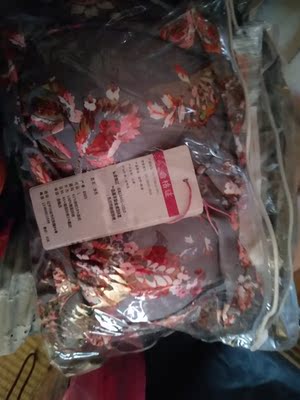 泳衣收到了，质量挺好的，还没穿，等下个月就可以用到了，好开心。卖家发货很快。