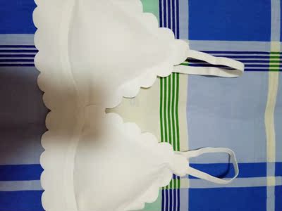 刚刚收到宝贝就来评价了，试穿了一下，说一下我的感受吧，内衣是轻薄款的，料子也是你能想象到的很丝滑柔软的那种料子，穿着很舒服，颜值高，很有弹性，小胸大胸都可以穿的哈，个人觉得是性价比很高的一款内衣，推荐购买。另外很喜欢墨家的风格，简单舒服不作妖，包装上也能感受到店家的用心，客服人很好沟通，送你一朵小fafa~