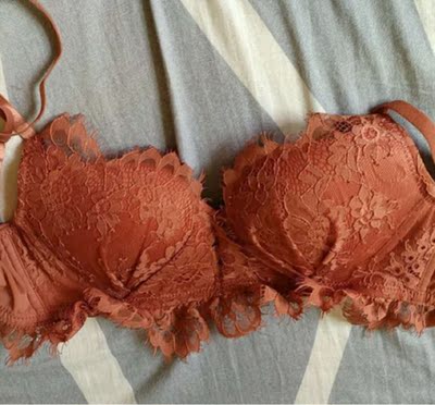 很漂亮的钻红色的,一眼看着像小爱心没有,哈哈,是很舒服的棉料,已经在安娜家买过好多次内衣,都挺不错的呢,而且客服也棒棒哒 很漂亮的钻红色的,一眼看着像小爱心没有,哈哈,是很舒服的棉料,已经在安娜家买过好多次内衣,都挺不错的呢,而且客服也棒棒哒