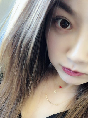 感觉今年好流行短锁骨链跟叠戴，身边都刮起这阵风，就忙不迭的拿下了这款小红心，太太太好看精致了拉。有锁骨的妹子们一定要入一条，ahkah是日本本土设计师设计小众品牌，却能得到那么多时尚明星的青睐，确实有它独特的魅力。