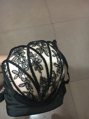 内衣很适合我这种小胸的妹子 穿起来很舒服 没有束缚感 最重要的是很性感 很性感 哈哈