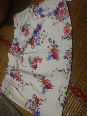 还行吧 穿着感觉不错，嗯 裙子摸着手感挺好的，