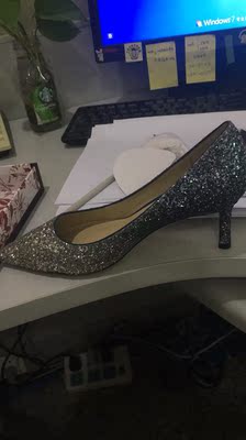 鞋子很美，买来结婚穿的，颜色非常漂亮，尺码也标准