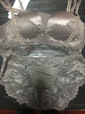 买了三套,晚上房间灯光下拍的,没有任何滤镜,就是苹果手机后置摄像头拍摄,绝对非常接近实物颜色了,三套都试了,真的非常合适的文胸,由于胸小我冬天都不穿文胸的,哈哈哈哈哈,夏天就穿那种没有海绵没有钢圈的那种少女文胸,但是感觉胸要下垂了,买了朋友圈歌瑞森的内衣,太特么厚了而且很紧,勒的我喘不过气来,这三套完全不会,我没有贬低别人家文胸的意思哈,一、绿色一套很贴合,不显的假(希望你们能明白有鞋内衣穿起来就超级无敌挺,从A变C的感觉,一看就假的,里面空了一堆,哈哈哈哈哈),这个完全没有,穿出来就是你自己的胸,我是A,穿起来小而挺,满意。二、紫色一套杯稍微比绿色一套小一点,也非常贴合,亮点是肩带,穿起来也是小而挺,不像假胸,满意。三、焦糖色一套,这个比另外两套都要显挺,而且比另外两个要聚拢的感觉,哈哈哈哈哈,我穿上感觉可以从A变成B了,贴合度没有另外两套好,这一套胜在内裤不是网状的,哈哈哈哈哈哈哈,也挺满意。绿色和紫色两个内裤都是网状,哈哈哈哈哈哈虽然是穿在里面也感觉穿不下手的 买了三套,晚上房间灯光下拍的,没有任何滤镜,就是苹果手机后置摄像头拍摄,绝对非常接近实物颜色了,三套都试了,真的非常合适的文胸,由于胸小我冬天都不穿文胸的,哈哈哈哈哈,夏天就穿那种没有海绵没有钢圈的那种少女文胸,但是感觉胸要下垂了,买了朋友圈歌瑞森的内衣,太特么厚了而且很紧,勒的我喘不过气来,这三套完全不会,我没有贬低别人家文胸的意思哈,一、绿色一套很贴合,不显的假(希望你们能明白有鞋内衣穿起来就超级无敌挺,从A变C的感觉,一看就假的,里面空了一堆,哈哈哈哈哈),这个完全没有,穿出来就是你自己的胸,我是A,穿起来小而挺,满意。二、紫色一套杯稍微比绿色一套小一点,也非常贴合,亮点是肩带,穿起来也是小而挺,不像假胸,满意。三、焦糖色一套,这个比另外两套都要显挺,而且比另外两个要聚拢的感觉,哈哈哈哈哈,我穿上感觉可以从A变成B了,贴合度没有另外两套好,这一套胜在内裤不是网状的,哈哈哈哈哈哈哈,也挺满意。绿色和紫色两个内裤都是网状,哈哈哈哈哈哈虽然是穿在里面也感觉穿不下手的