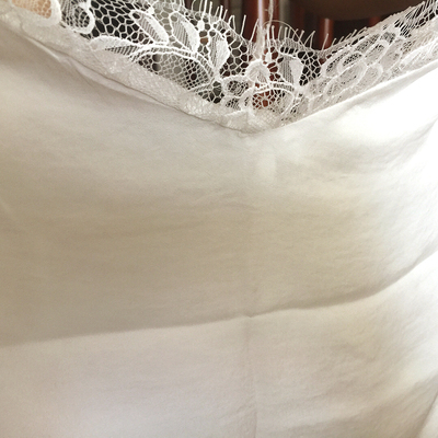 V领很不明显 很小 并没有卖家秀这么明显的V领 买的时候是看中它是V领 质量一般 一分价钱一分货