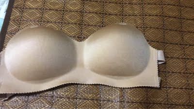 材质挺揉软的,应该是胸小MM的福利,实惠好用,而且还包邮,夏天可以穿很多露肩的衣服。但是如果胸比较大的话,效果不是很好,因为材质比较柔软,所以托不起来那么大的重量,穿衣服胸型不好看,特别是紧身的衣服,胸大的注意了! 材质挺揉软的,应该是胸小MM的福利,实惠好用,而且还包邮,夏天可以穿很多露肩的衣服。但是如果胸比较大的话,效果不是很好,因为材质比较柔软,所以托不起来那么大的重量,穿衣服胸型不好看,特别是紧身的衣服,胸大的注意了!