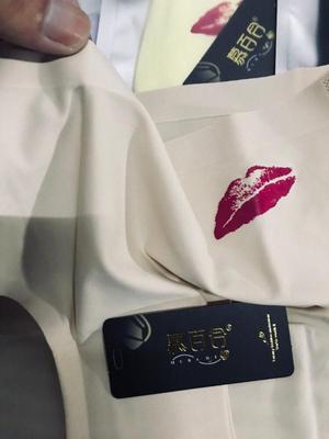 内裤款式非常好看，价钱便宜，质量好。已经穿过 了是纯棉，不掉色，是纯棉，价钱便宜，面料舒适,不错，质量还不错穿起来应该会舒服吧，物流有点慢。快递很给力，很满意,物流挺快的，两天就收到了，颜色很正，便宜又好看，下次一定还会再回购的，祝老板生意兴荣。