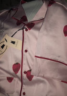 超级美，品质也超好，、很少评论的，今天收到衣服像收到某送的礼物一样，买家很用心，好评