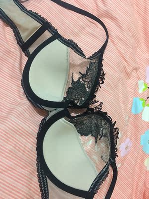 观望了很久，最终定下了这件宝贝，内衣真的是性感又好穿（原谅我没拍出它的美）喜欢，非常喜欢。