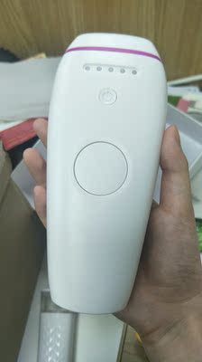 第一次用的时候差点没吓死，因为是插电的，所以那个光出来的时候差点以为要电死我，，我只用了1-3档，因为胆儿比较小，只有热热的感觉，腋下用完会有点痒，后续会继续评价