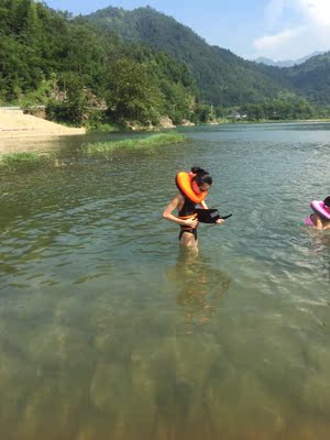 给自己小了很多,看着质量还不错 就留下给女儿穿了 给自己小了很多,看着质量还不错 就留下给女儿穿了