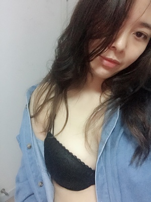 买了黑色的，特别性感。到货的时候超级期待的。客服小姐姐推荐的尺码也正正好，穿着大小正合适。超喜欢前面的带走和后背的设计。后背有美背的效果。反正超赞啦