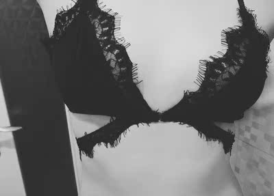 这款也喜欢，亮点就是下面那圈带子吧，很多内衣都没有这个设计的，是真的看起来性感很多。面料是丝绒的，我也好喜欢，比较薄但是不会凸点，很舒服。