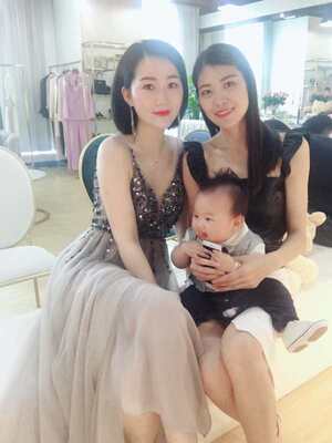 试了一下蓝色，配起来恰到好处。下午的礼服用透明的。送的东西都挺有用，不会觉得鸡肋，很好。产品服帖度无可挑剔