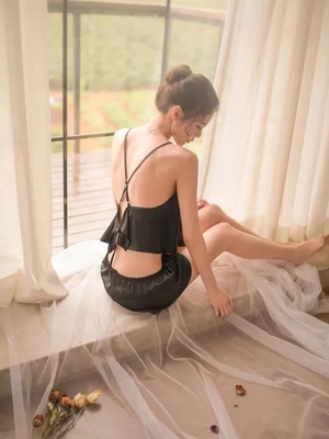 衣服有点小贵,但质量不错,衣服里面放了香包,穿起来凉快又舒服 衣服有点小贵,但质量不错,衣服里面放了香包,穿起来凉快又舒服