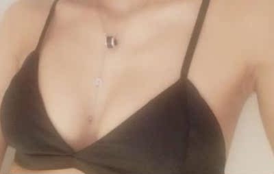 宝贝收到了穿着舒服，款式的设计挺喜欢的，有肩带的穿久了也不会有紧勒感，肩膀没有束缚感。穿着这款薄杯挺好的，不会闷尺码也合适标准，胸垫可以拆卸的。真的是穿了后就不想脱下来了。买了2件黑色的，搭配衣服看着。炒鸡有范，仙女范足足的。洗了后不会褪色，质量杠杠的！