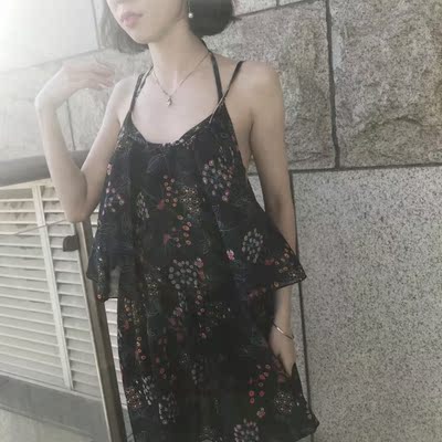 泳衣收到后超喜欢啊，面料穿着很舒服，而且穿上了显瘦，朋友说有一点小性感，以后去海边玩就这个了~