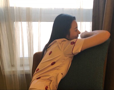 没有色差，这个草莓款的粉颜色很正，可以外穿，带去旅游也是很方便。超喜欢