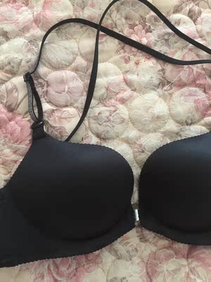 很好看，是我要的感觉，穿上很性感。无钢圈无束缚感，轻盈舒适，小胸穿也很适合。包装也很好盒子装的，避免运输途中受到挤压。穿一段时间如果不易变形的话以后就这家买了