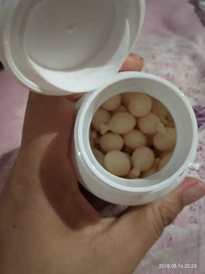 这个补钙的是买给小女儿的，宝宝八个月了，朋友推荐的这个钙说不错，所以买来试试，闺女很爱吃，我尝了下没有什么特别的味道。挺好的。