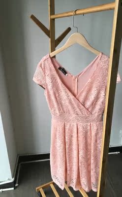 裙子的蕾丝质量特别的好，非常喜欢，有弹性，收腰的效果很好，今天收到试了一下非常合同，所以马上就来洗洗了。不褪色也不起球。颜色很正。也显肤色。