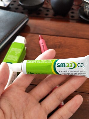 货收到了，不过还没用，看包装应该是正品吧，希望也是正品哈哈，自己口腔溃疡很严重，一直用这款，不过之前都是找代购买的，很贵，一瓶对于我来说用没有几次就没有呢，摸上去疼一下就没那么疼了，麻了