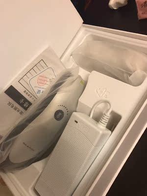 送了凝胶和修复液，剃毛刀，激光出口好小，有五档，毛发很粗的地方开二档都疼，激光比其他脱毛效果好，好评