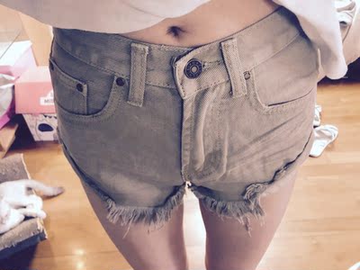 这条裤子是我网购中版型最满意的啦！很好的修饰我的腿型，自己内侧的肉比较多，这个前面的毛毛设计符合我的心！超级好评！