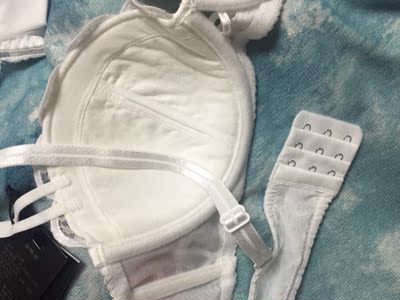 跟掌柜聊了很久，最后选白色，真的非常好看，很仙～  配套内裤真的很性感～  突然穿这么性感的成套内衣，朋友眼睛都放直了，第一次尝试这么好看的内衣，开森～  内裤很透气一点都不闷，内衣薄款的穿起来有点松，但是非常轻松凉爽，当然放了插片后就立马聚拢了，sex～～～ 就是价格有点小贵～ 物美所值～ 喜欢的赶紧下哈～