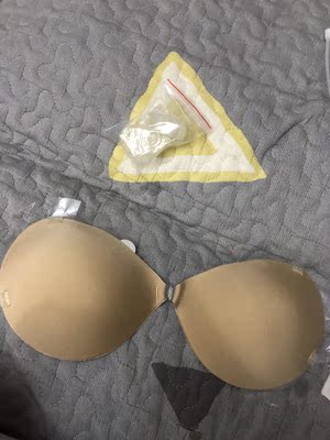 看上这款有肩带的，没有肩带的容易往下垮，质量也不错的，希望粘性能久一点