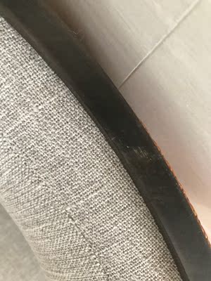 1.实物跟图片完全不是一个颜色 客服说是拍照色差 具体是不是色差 大家自己看照片吧。2.桌子不厚实 地下是空的 不是整块厚板 3.整体晃动感比较强 感觉支架会散 不小心碰到一下角都感觉会断。4.表面的油漆是那种哑光的封闭漆 比较厚 不像图片那样木头的纹路清晰。5.到底是不是进口白蜡木暂时不能确定 不过木头是实木。6.铁的那把椅子掉漆严重 不知道是物流原因还是什么原因，店家答应上门修补，不过暂时还没上门来。