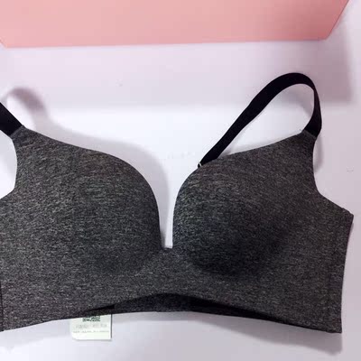 下午收到的内衣，物流很快，昨天下单今天就到了，朋友推荐购买的，说她家的内衣聚拢，质量好，收到一看确实摸着舒服，一点线头没有质量还不错，试穿了一下聚拢效果一流，美美哒。