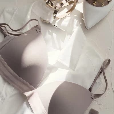 冲着这件买的，今天收到了果然貌美，料子很舒服，款式简单，薄薄的正和我意，一生推