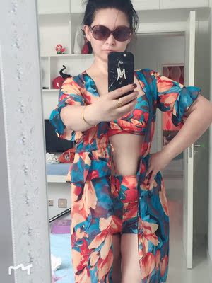 宝贝很漂亮，越看越喜欢，质量也不错，这个颜色穿着很显白，特别适合胸小的，和图片一致，喜欢的美眉赶紧下手吧，真的是一件漂亮的泳衣会给这炎热的夏季增添美丽而而又不缺乏性感，会介绍给朋友，