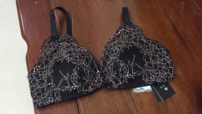 太薄了 一点都不聚拢 胸小谨慎购买 太薄了 一点都不聚拢 胸小谨慎购买