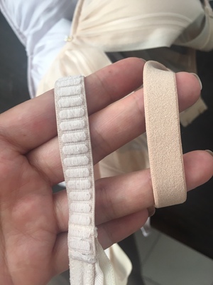 之前买过同一链接的带花纹的那种，这次定的不带花纹的，以为除了花纹其他一模一样~但是到手发现诸多不一样。肉色颜色深很多，网纱面料略粗糙，肩带似乎没有以前的防滑效果，搭扣有三排三口变成三排两扣，背后设计也不是U型，变成了一样的一字型。两手拽着穿衣时，钢圈会发出摩擦的声音。比起之前，这次购物略失望。但是，相对来说钟情于他家内衣，快递速度超级快，还是好评。