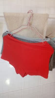 棉质的,做工挺好,手感舒服,变形不厉害,穿起来感觉很好,于是决定再次够买同款的内裤了。发货及物流运输非常地迅速,从发货到收货一共三天时间。客服反应迅速,理解能力很好,与之沟通便捷。总体非常满意。 棉质的,做工挺好,手感舒服,变形不厉害,穿起来感觉很好,于是决定再次够买同款的内裤了。发货及物流运输非常地迅速,从发货到收货一共三天时间。客服反应迅速,理解能力很好,与之沟通便捷。总体非常满意。