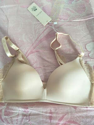 考虑了很久才决定下手的内衣,没有失望,穿上很舒服,薄薄的适合夏天穿,很满意的一次购物 考虑了很久才决定下手的内衣,没有失望,穿上很舒服,薄薄的适合夏天穿,很满意的一次购物