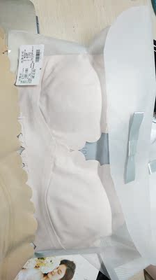 包装地非常好，也是用箱子运输的，真的细节好评，内衣料子真的超级舒服的，非常推荐买，平胸最美我觉得😂😂