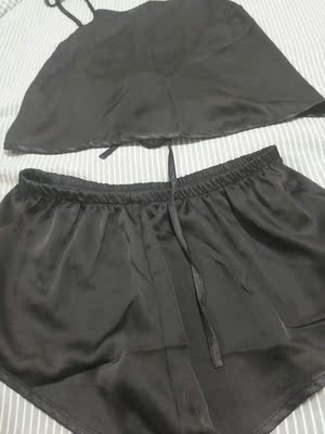 睡衣收到了,比想象中的好太多。面料特别柔软。滑滑的。清洗了一遍,不走样。不褪色。真的很值。 睡衣收到了,比想象中的好太多。面料特别柔软。滑滑的。清洗了一遍,不走样。不褪色。真的很值。