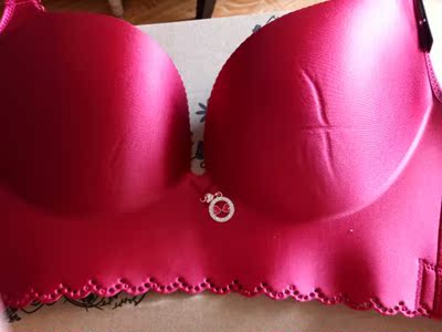 质量啊，各方面都还可以。就是。买两个的时候，两个放在一起弄得皱巴巴的。