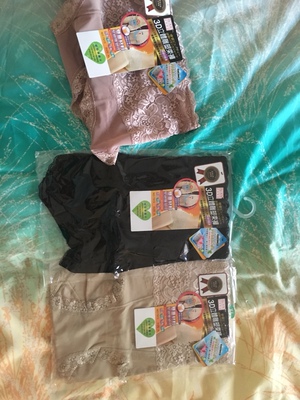 买了三件，不同颜色的，卖家很有耐心，已经很晚了也没有不耐烦。送闺蜜一件，希望她满意，已经洗了等穿过再来追评吧，祝卖家生意越来越好！