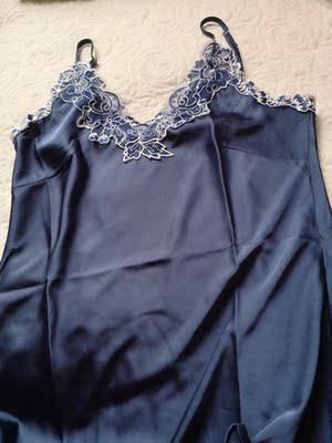 柔软的面料，带点微弹，穿着很舒服。样子好看，有开叉很方便